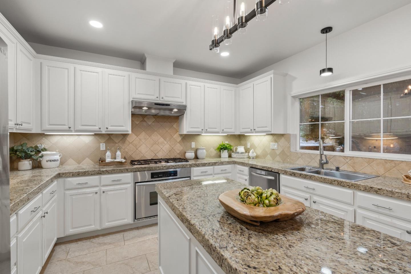 Detail Gallery Image 10 of 65 For 811 La Montagne Pl, South San Francisco,  CA 94080 - 3 Beds | 2 Baths