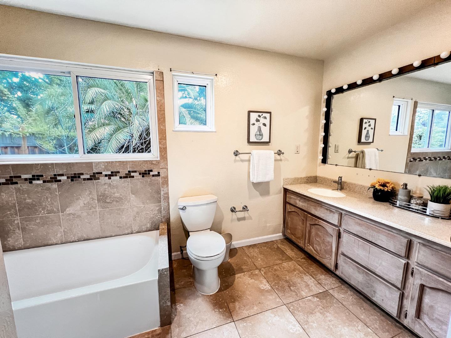 Detail Gallery Image 15 of 19 For 315 King St, Redwood City,  CA 94062 - 3 Beds | 3 Baths