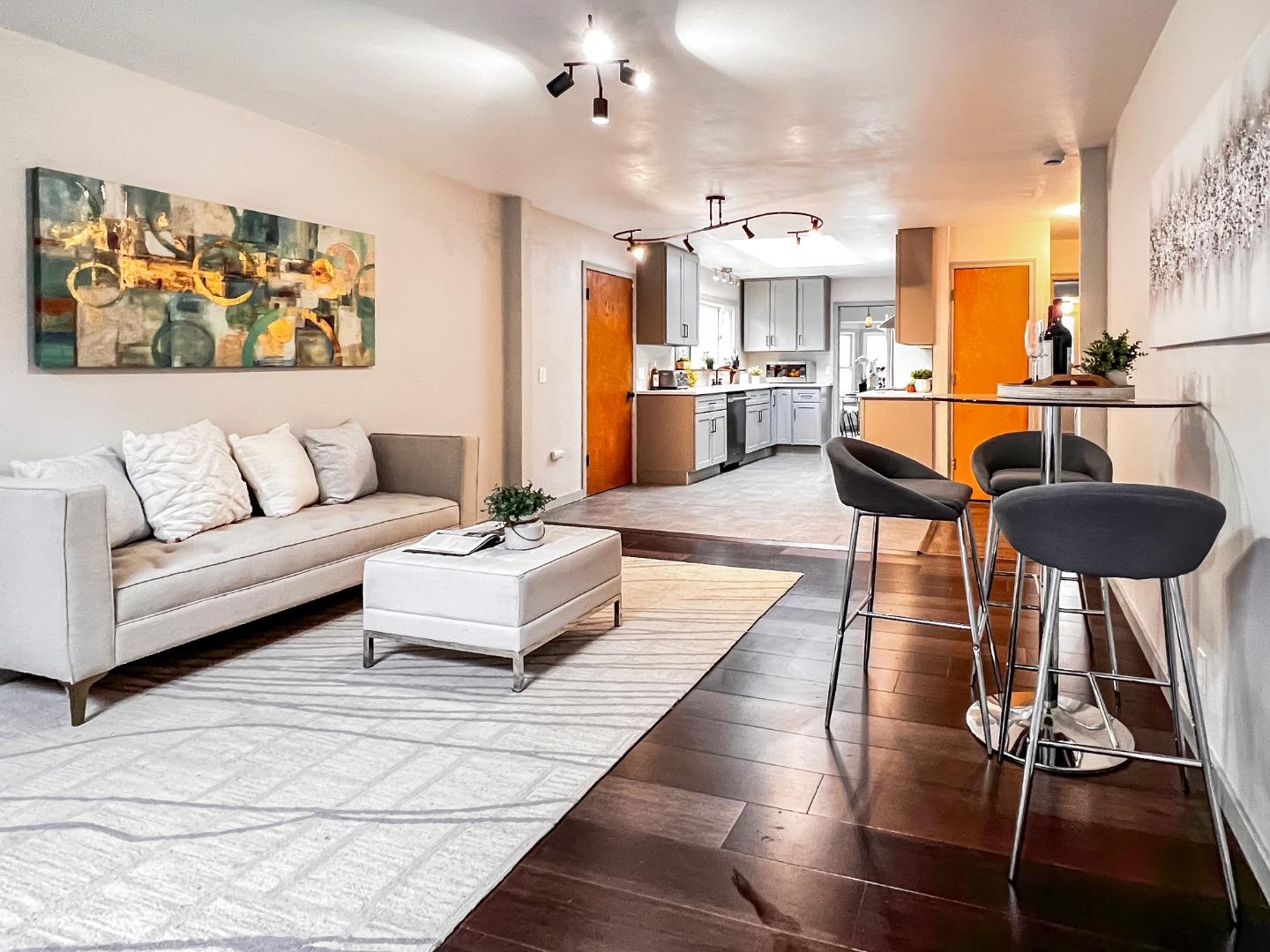 Detail Gallery Image 4 of 19 For 315 King St, Redwood City,  CA 94062 - 3 Beds | 3 Baths