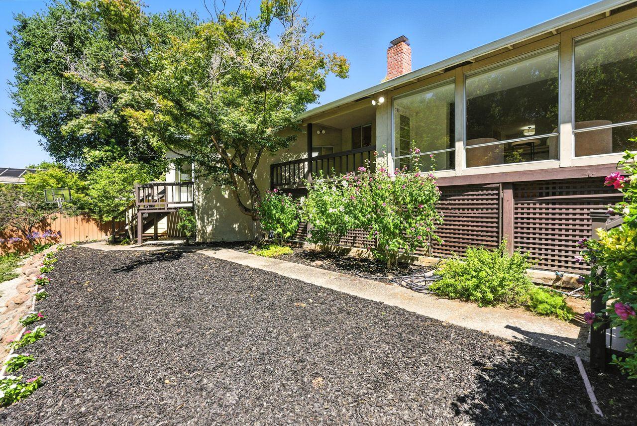 Detail Gallery Image 21 of 49 For 2040 Longden Cir, Los Altos,  CA 94024 - 4 Beds | 2/1 Baths