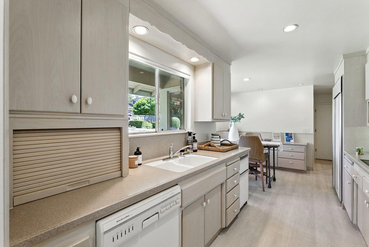 Detail Gallery Image 30 of 49 For 2040 Longden Cir, Los Altos,  CA 94024 - 4 Beds | 2/1 Baths