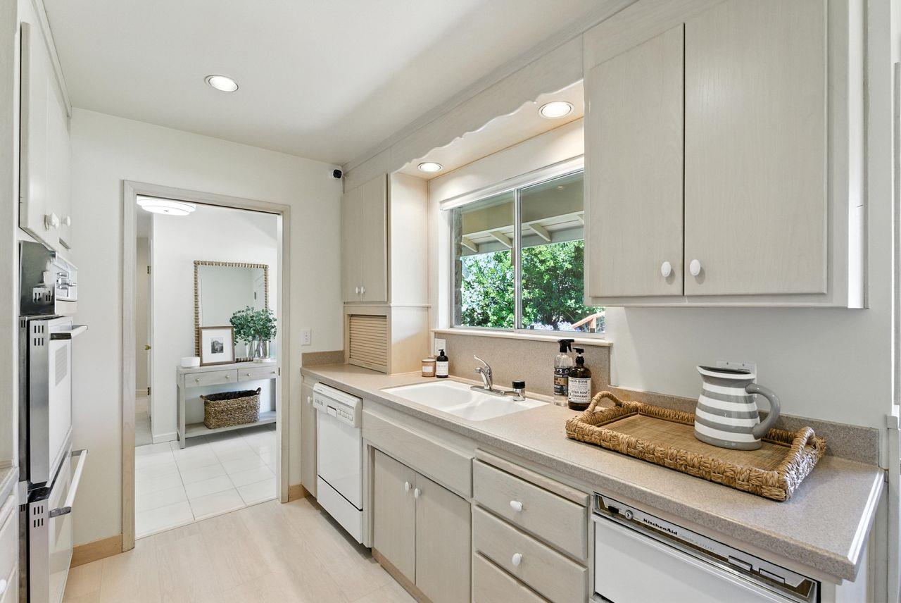 Detail Gallery Image 31 of 49 For 2040 Longden Cir, Los Altos,  CA 94024 - 4 Beds | 2/1 Baths