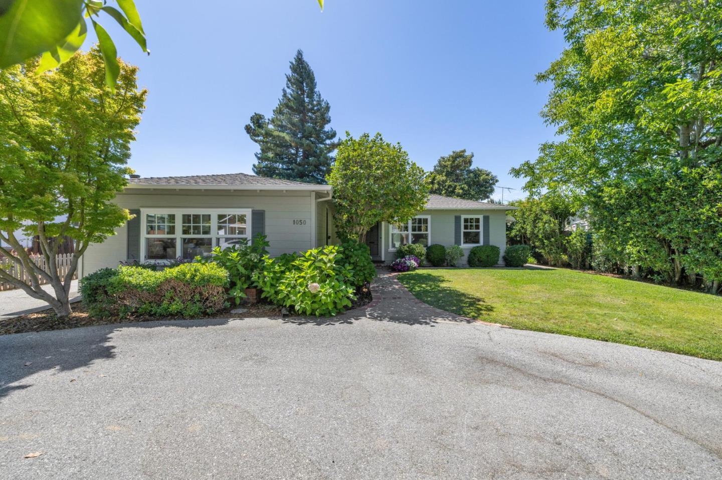 Detail Gallery Image 2 of 50 For 1050 Boranda Ave, Mountain View,  CA 94040 - 4 Beds | 2 Baths