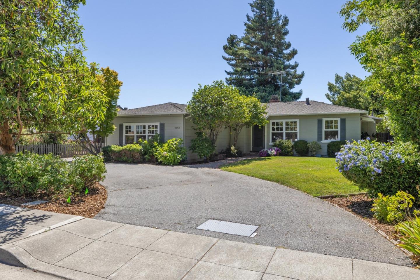 Detail Gallery Image 4 of 50 For 1050 Boranda Ave, Mountain View,  CA 94040 - 4 Beds | 2 Baths