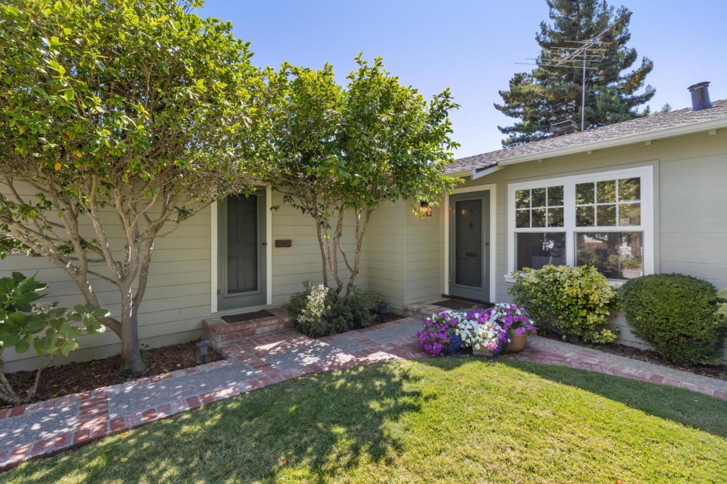 Detail Gallery Image 5 of 50 For 1050 Boranda Ave, Mountain View,  CA 94040 - 4 Beds | 2 Baths