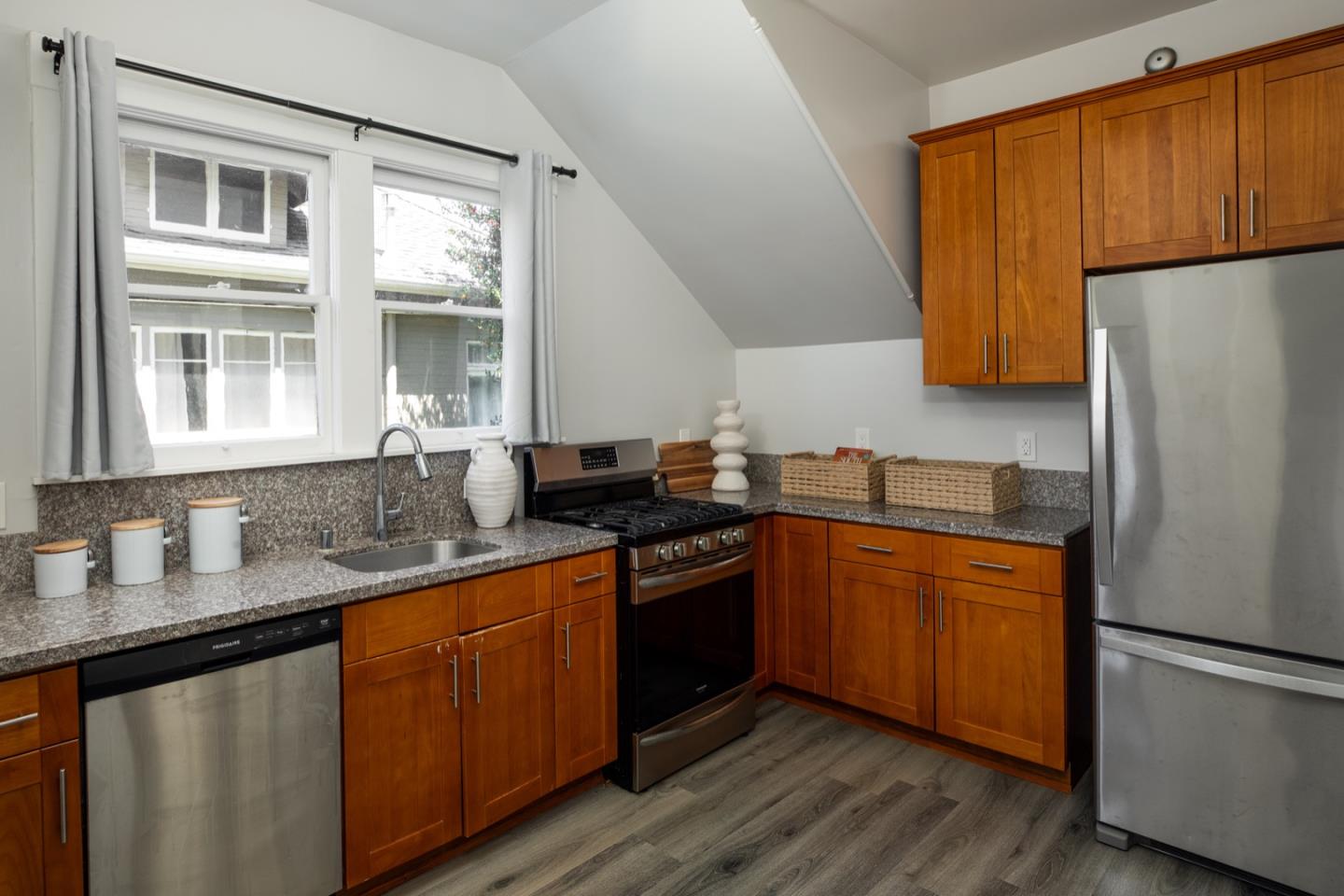 Detail Gallery Image 5 of 14 For 942 Ramona St, Palo Alto,  CA 94301 - 3 Beds | 3 Baths