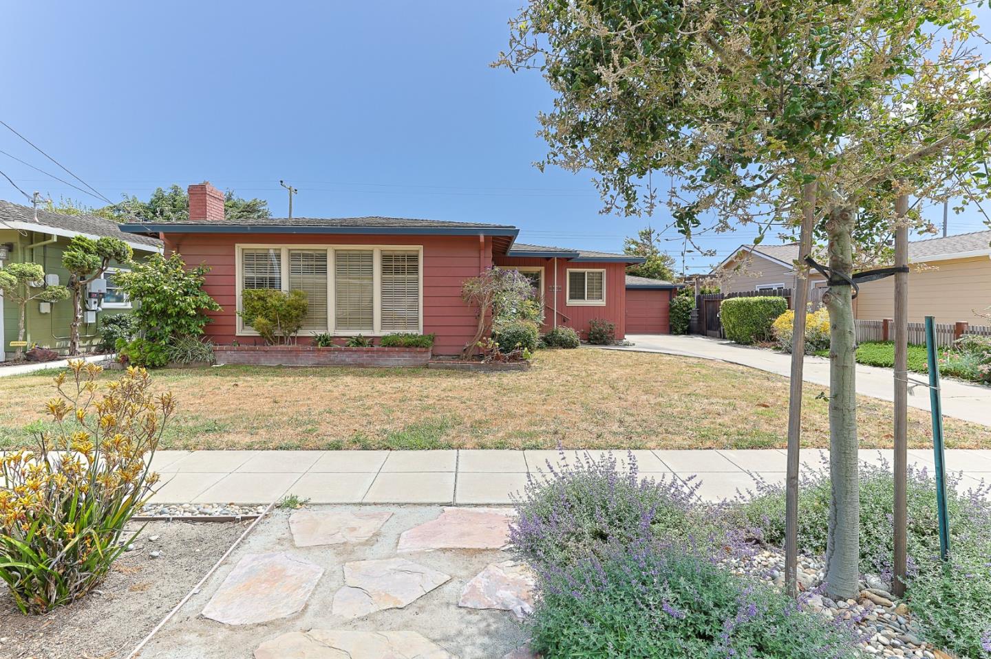 Detail Gallery Image 2 of 31 For 40 San Pedro St, Salinas,  CA 93901 - 2 Beds | 2 Baths