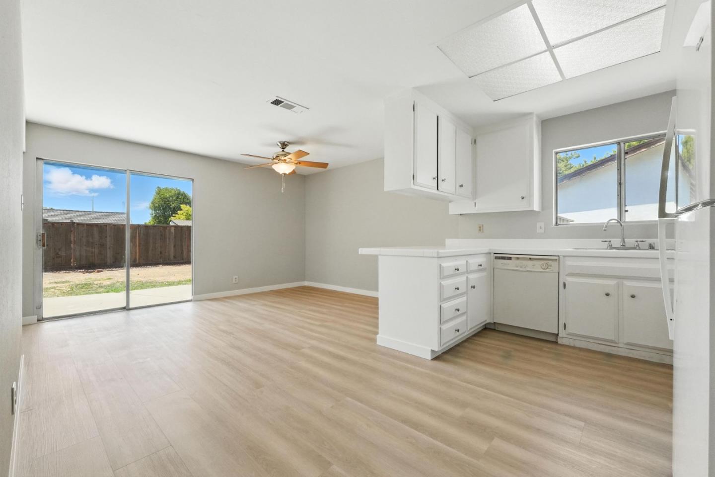 Detail Gallery Image 4 of 53 For 5911 Snell Ave, San Jose,  CA 95123 - 3 Beds | 2 Baths
