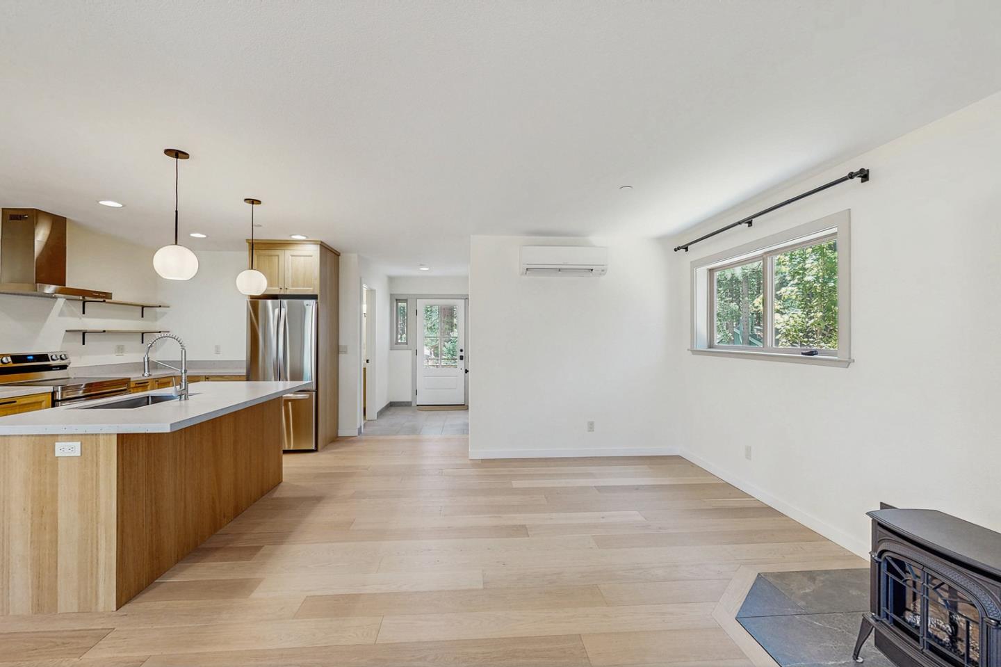Detail Gallery Image 7 of 26 For 1188 Tokochi St, South Lake Tahoe,  CA 96150 - 3 Beds | 2/1 Baths