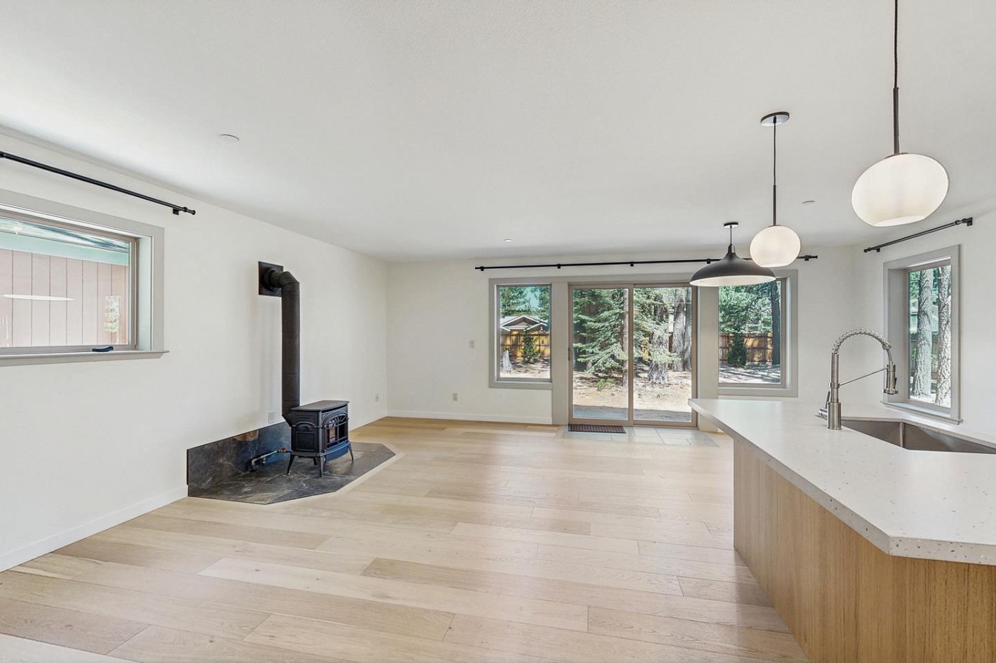 Detail Gallery Image 8 of 26 For 1188 Tokochi St, South Lake Tahoe,  CA 96150 - 3 Beds | 2/1 Baths