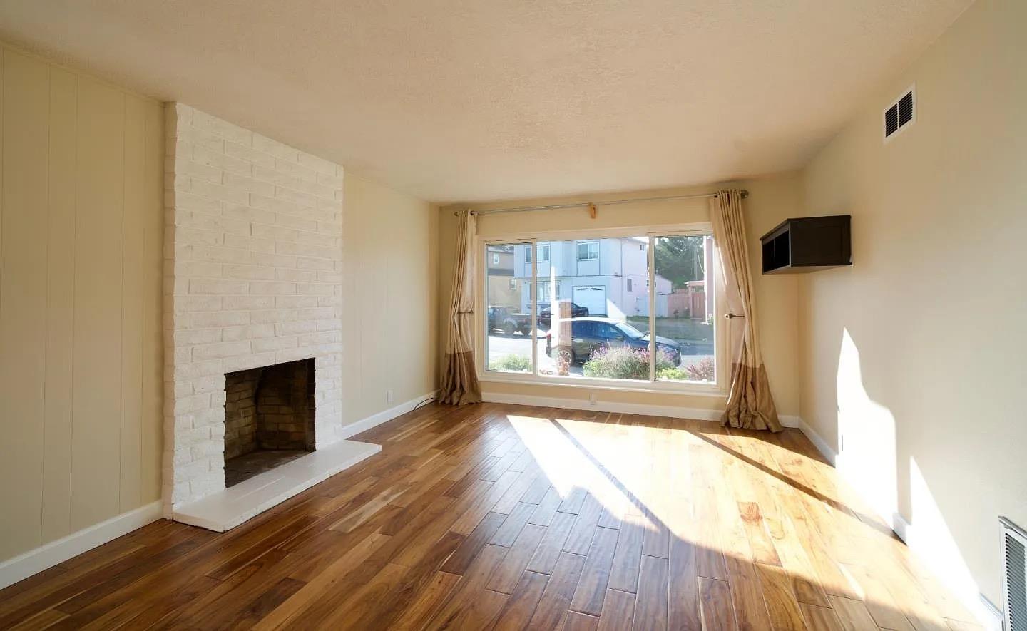 Detail Gallery Image 4 of 18 For 621 Forest Lake Dr, Pacifica,  CA 94044 - 3 Beds | 1 Baths