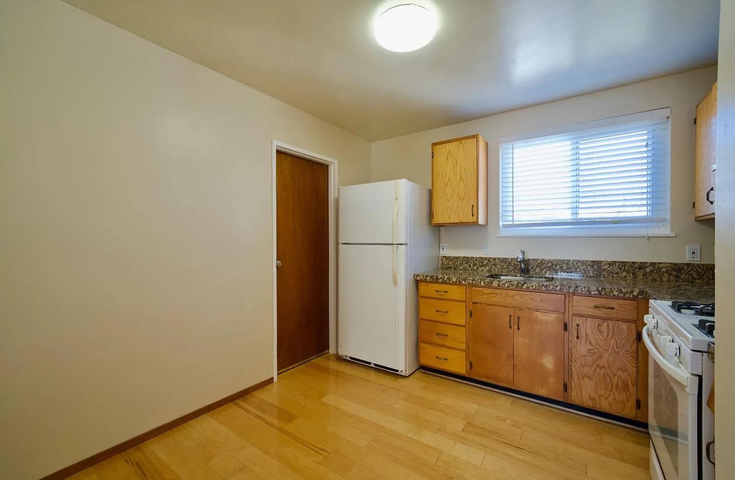 Detail Gallery Image 7 of 18 For 621 Forest Lake Dr, Pacifica,  CA 94044 - 3 Beds | 1 Baths