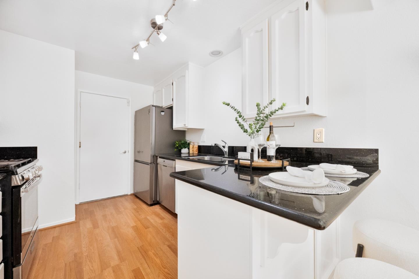 Detail Gallery Image 9 of 24 For 2030 Elm Leaf Ct, Santa Clara,  CA 95050 - 2 Beds | 1/1 Baths