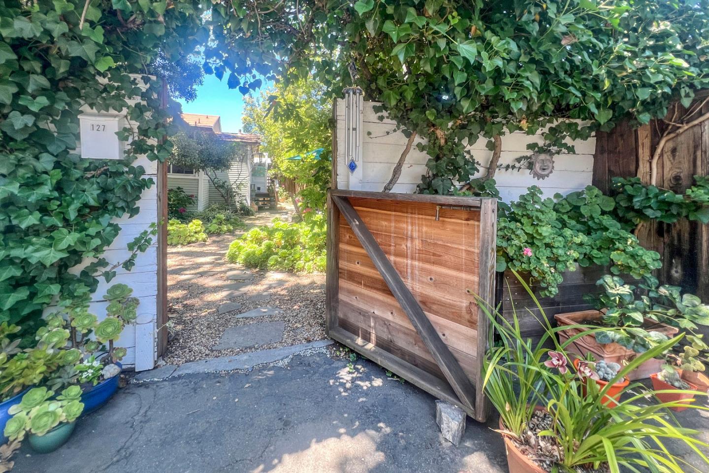 Detail Gallery Image 22 of 29 For 125 Lowell Ave, Palo Alto,  CA 94301 - 4 Beds | 1/1 Baths