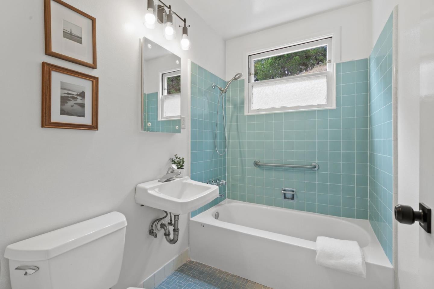 Detail Gallery Image 18 of 29 For 723 Moana Way, Pacifica,  CA 94044 - 3 Beds | 1/1 Baths