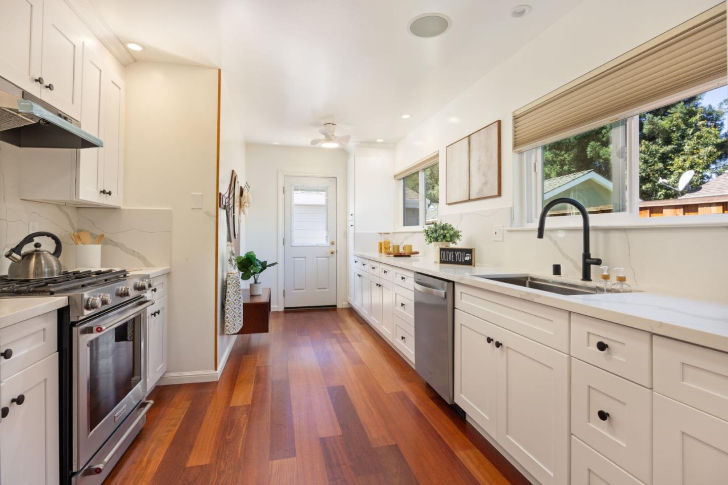 Detail Gallery Image 13 of 34 For 3820 Fair Oaks Ave, Menlo Park,  CA 94025 - 2 Beds | 2 Baths