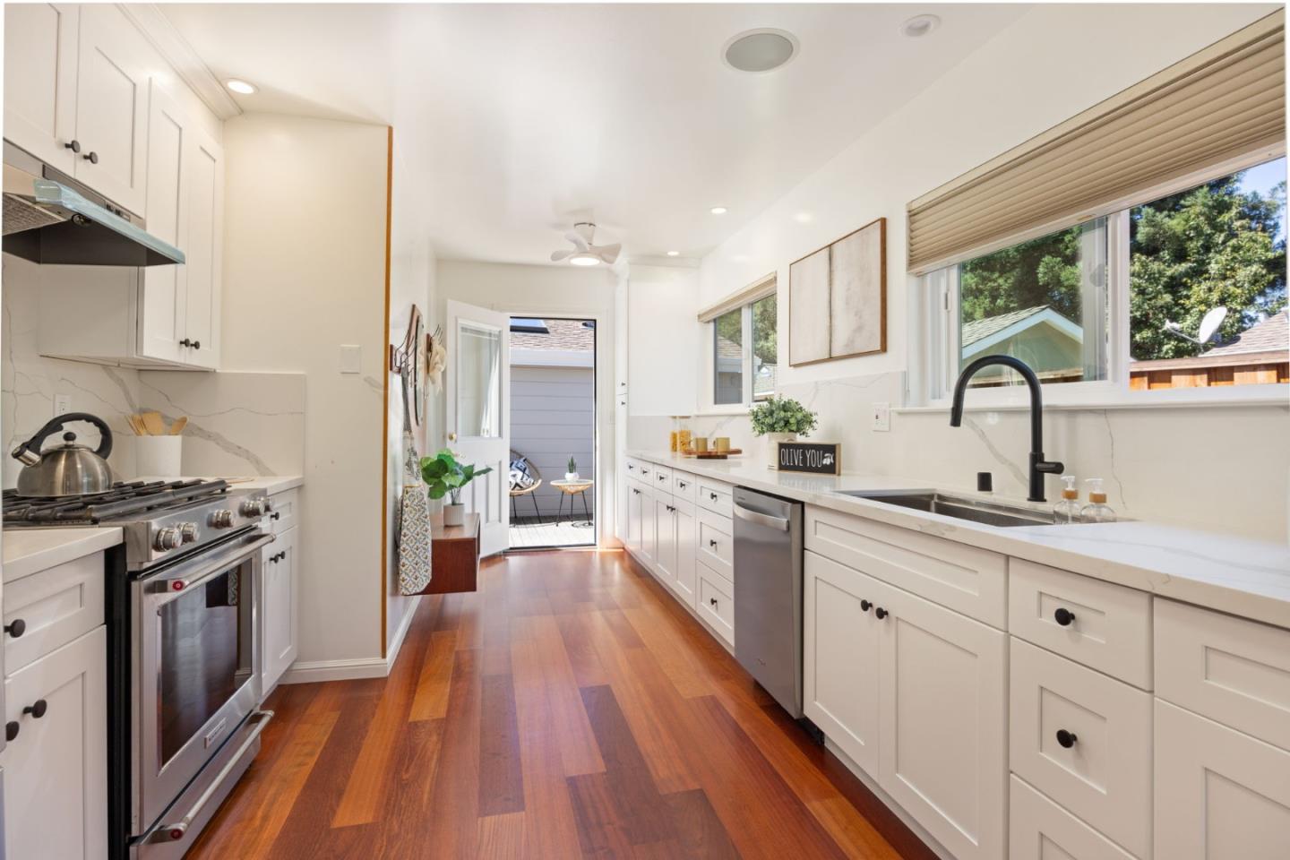 Detail Gallery Image 14 of 34 For 3820 Fair Oaks Ave, Menlo Park,  CA 94025 - 2 Beds | 2 Baths