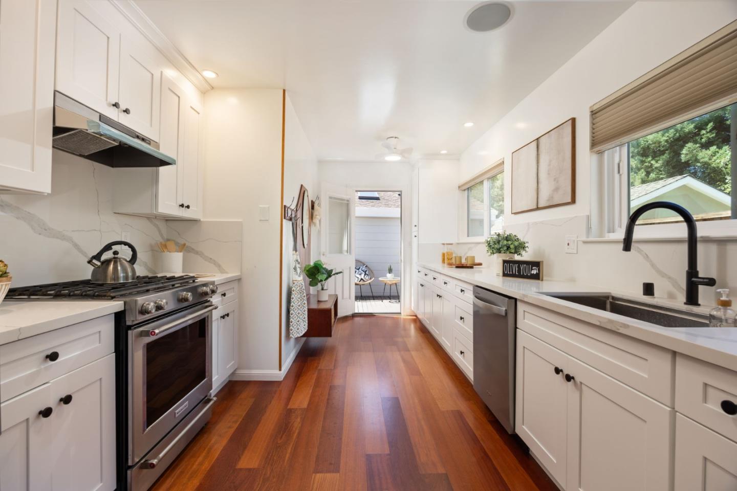 Detail Gallery Image 17 of 34 For 3820 Fair Oaks Ave, Menlo Park,  CA 94025 - 2 Beds | 2 Baths
