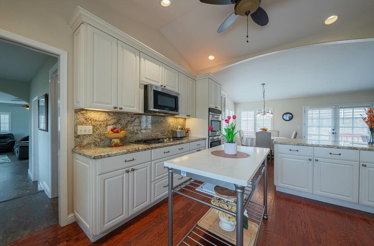 Detail Gallery Image 10 of 57 For 9891 Equestrian Pl, Salinas,  CA 93907 - 3 Beds | 2/1 Baths