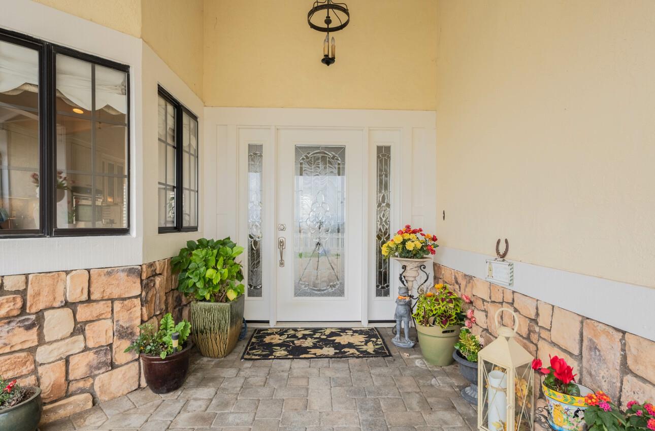 Detail Gallery Image 2 of 57 For 9891 Equestrian Pl, Salinas,  CA 93907 - 3 Beds | 2/1 Baths
