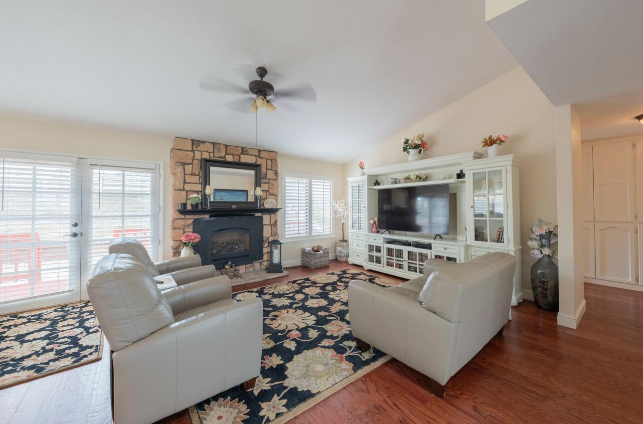 Detail Gallery Image 4 of 57 For 9891 Equestrian Pl, Salinas,  CA 93907 - 3 Beds | 2/1 Baths