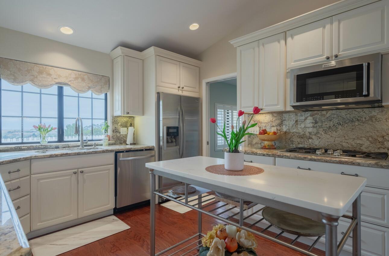 Detail Gallery Image 9 of 57 For 9891 Equestrian Pl, Salinas,  CA 93907 - 3 Beds | 2/1 Baths