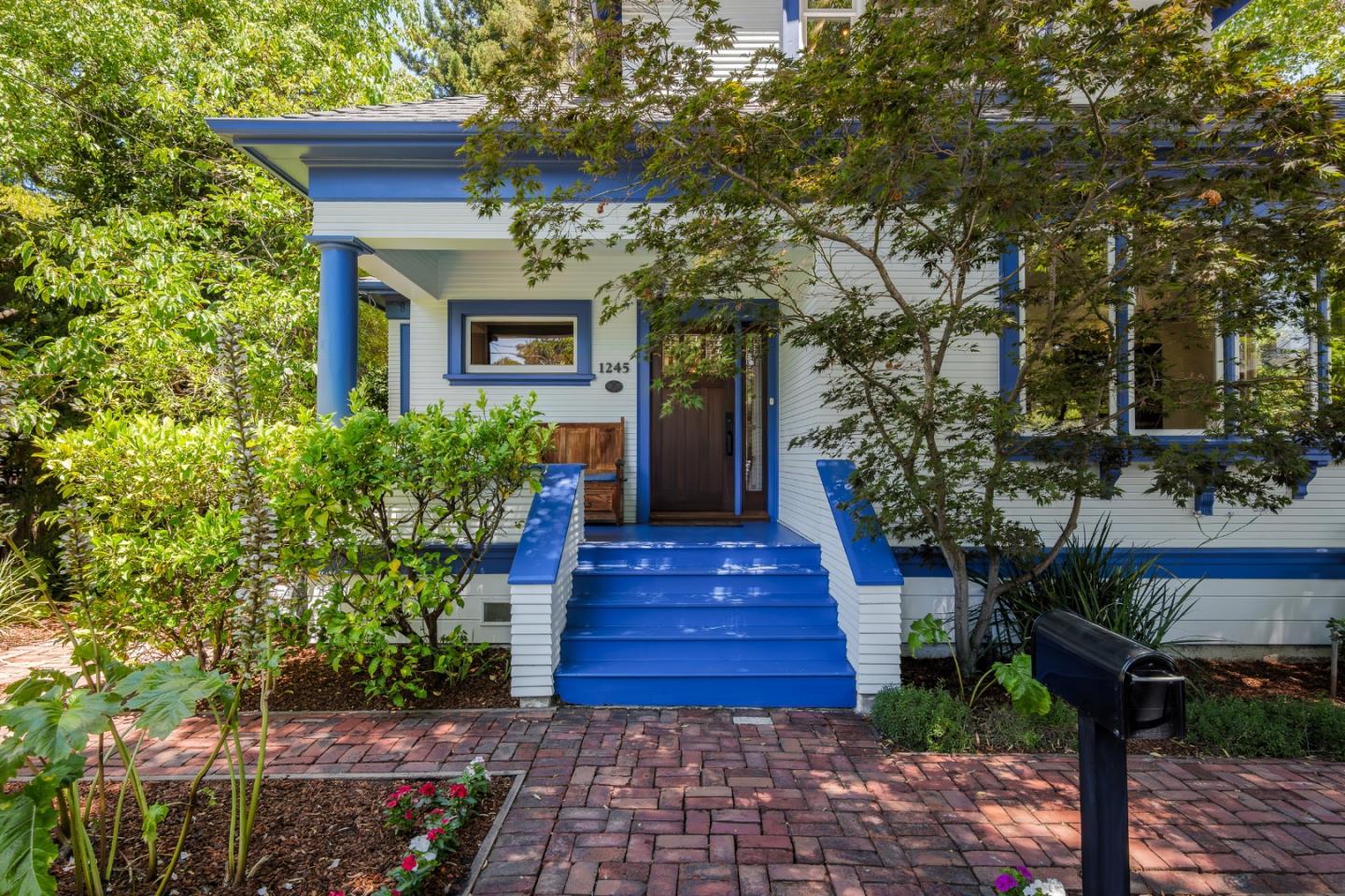 Detail Gallery Image 2 of 39 For 1245 Waverley St, Palo Alto,  CA 94301 - 4 Beds | 3 Baths