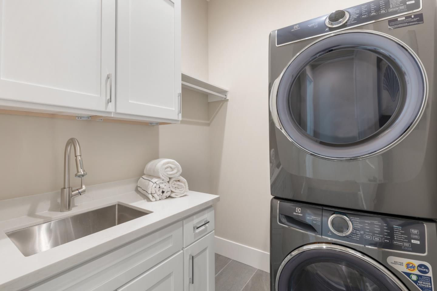 Detail Gallery Image 23 of 40 For 671 Live Oak Ave, Menlo Park,  CA 94025 - 5 Beds | 5/1 Baths
