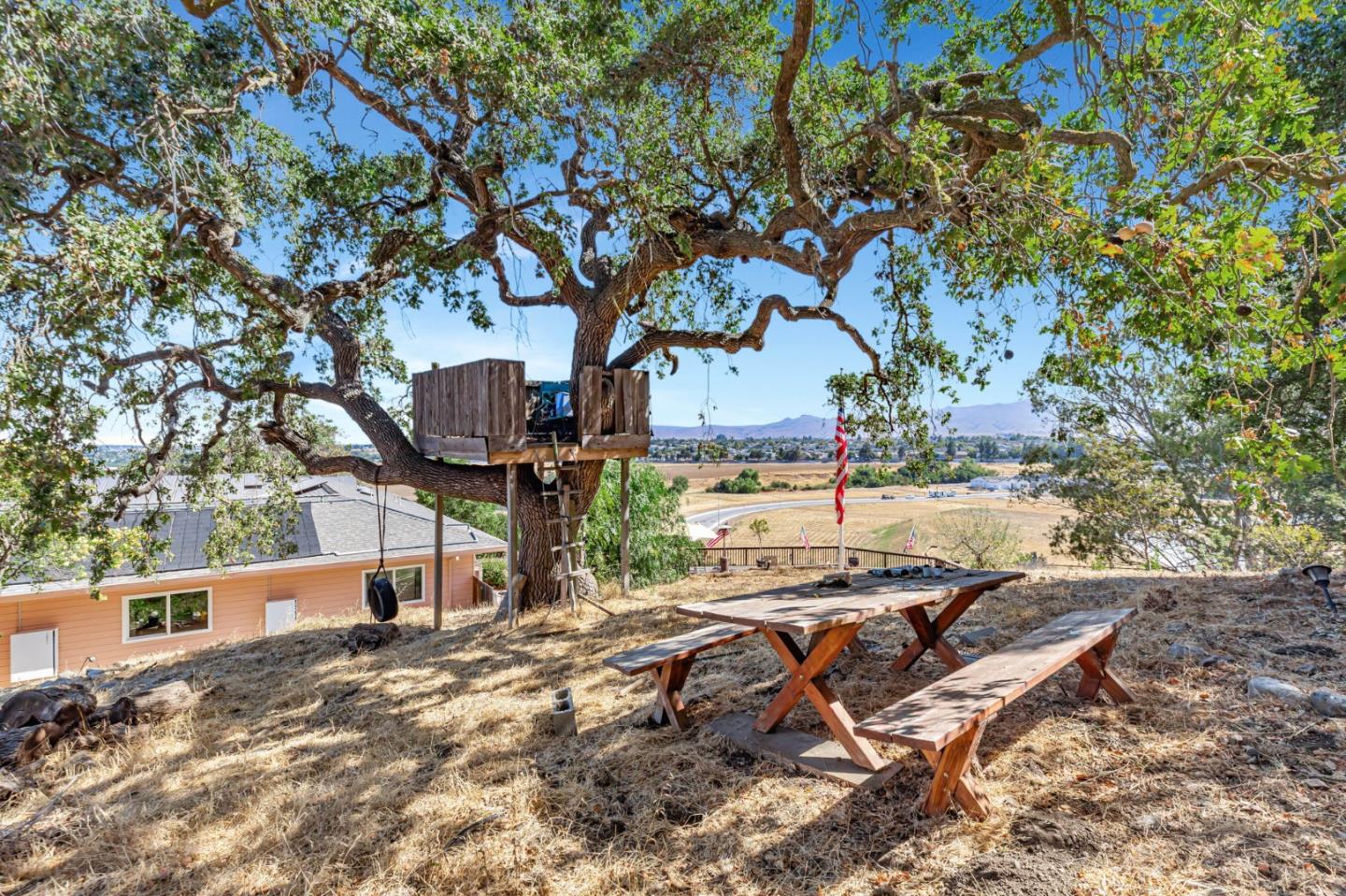 Detail Gallery Image 25 of 32 For 216 Enterprise Rd, Hollister,  CA 95023 - 6 Beds | 4 Baths