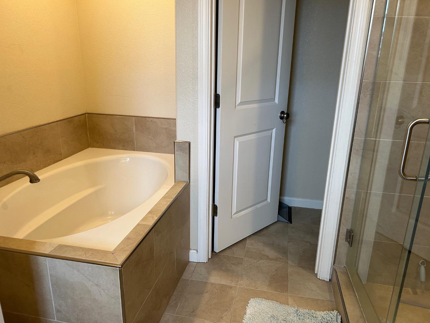 Detail Gallery Image 10 of 13 For 291 Slate Ave, Hollister,  CA 95023 - 4 Beds | 2/1 Baths
