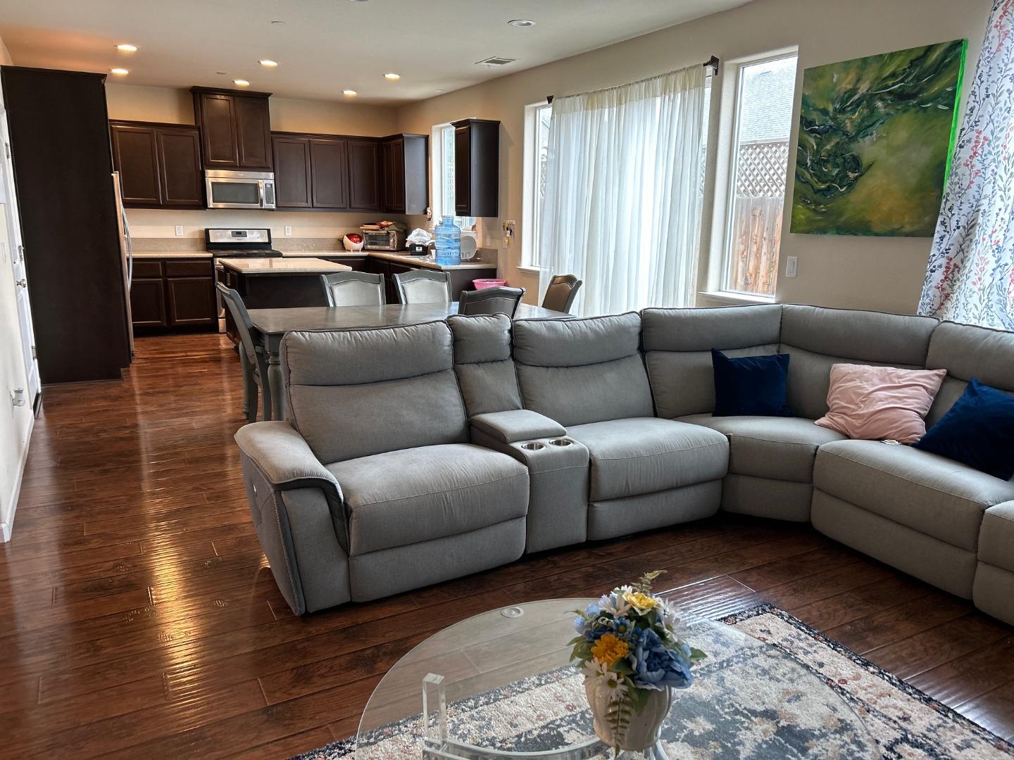 Detail Gallery Image 4 of 13 For 291 Slate Ave, Hollister,  CA 95023 - 4 Beds | 2/1 Baths