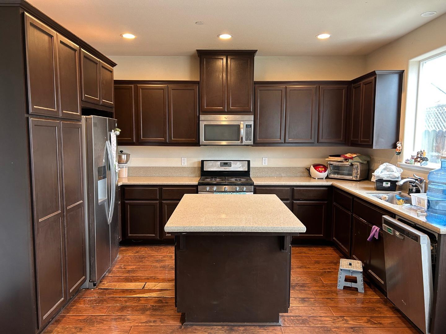 Detail Gallery Image 5 of 13 For 291 Slate Ave, Hollister,  CA 95023 - 4 Beds | 2/1 Baths