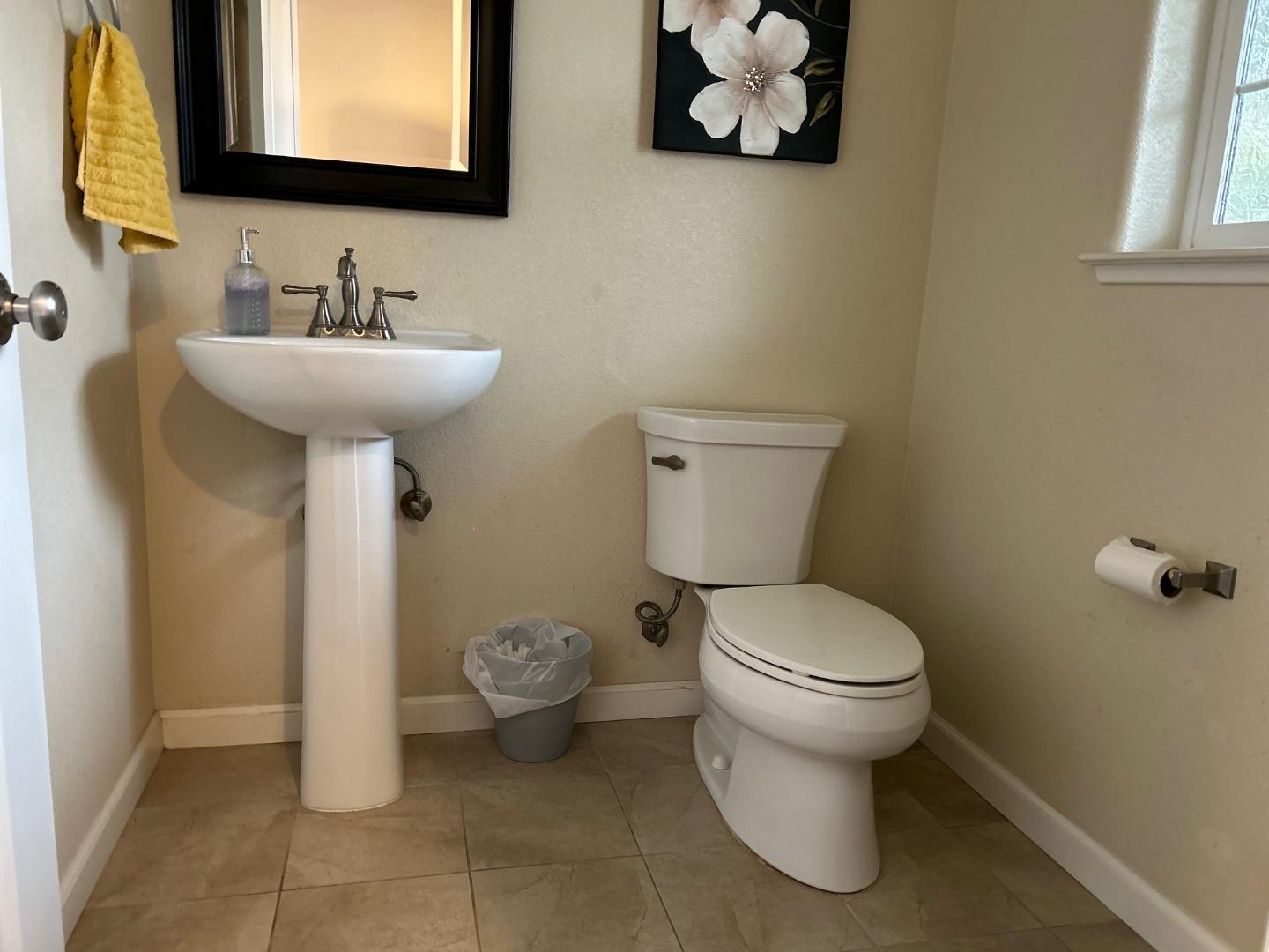 Detail Gallery Image 6 of 13 For 291 Slate Ave, Hollister,  CA 95023 - 4 Beds | 2/1 Baths