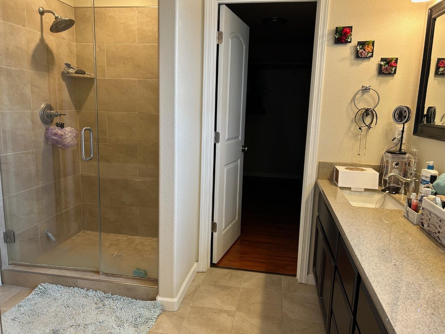 Detail Gallery Image 9 of 13 For 291 Slate Ave, Hollister,  CA 95023 - 4 Beds | 2/1 Baths