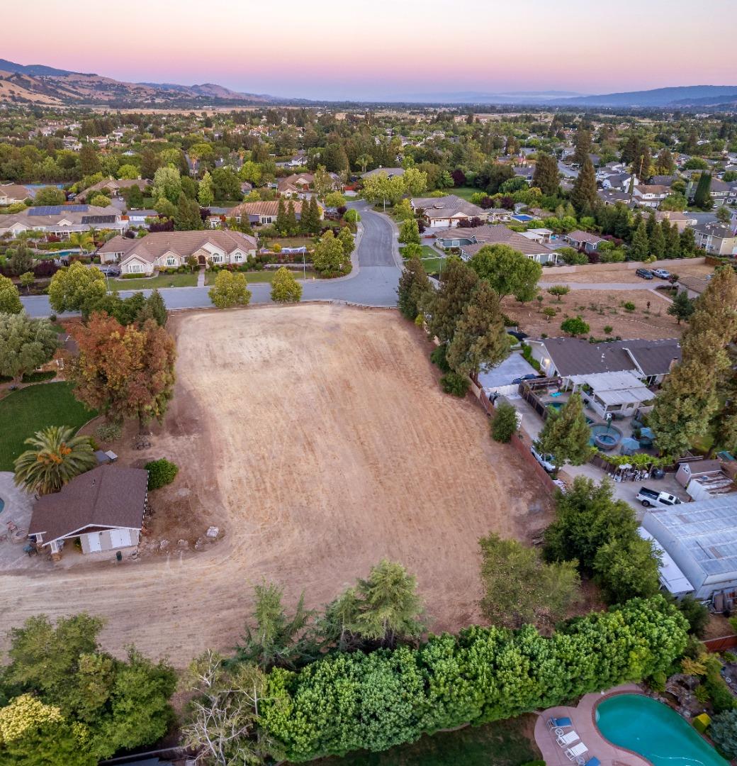 Detail Gallery Image 3 of 8 For 17381 Jean Ct, Morgan Hill,  CA 95037 - – Beds | – Baths