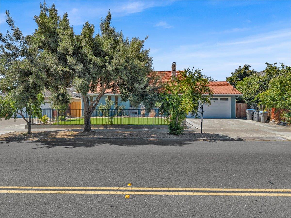 Detail Gallery Image 4 of 52 For 875 E Taylor St, San Jose,  CA 95112 - 4 Beds | 3/1 Baths