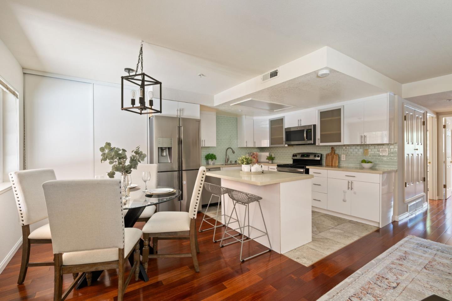 Detail Gallery Image 3 of 34 For 1721 California St #2,  Mountain View,  CA 94041 - 2 Beds | 2 Baths