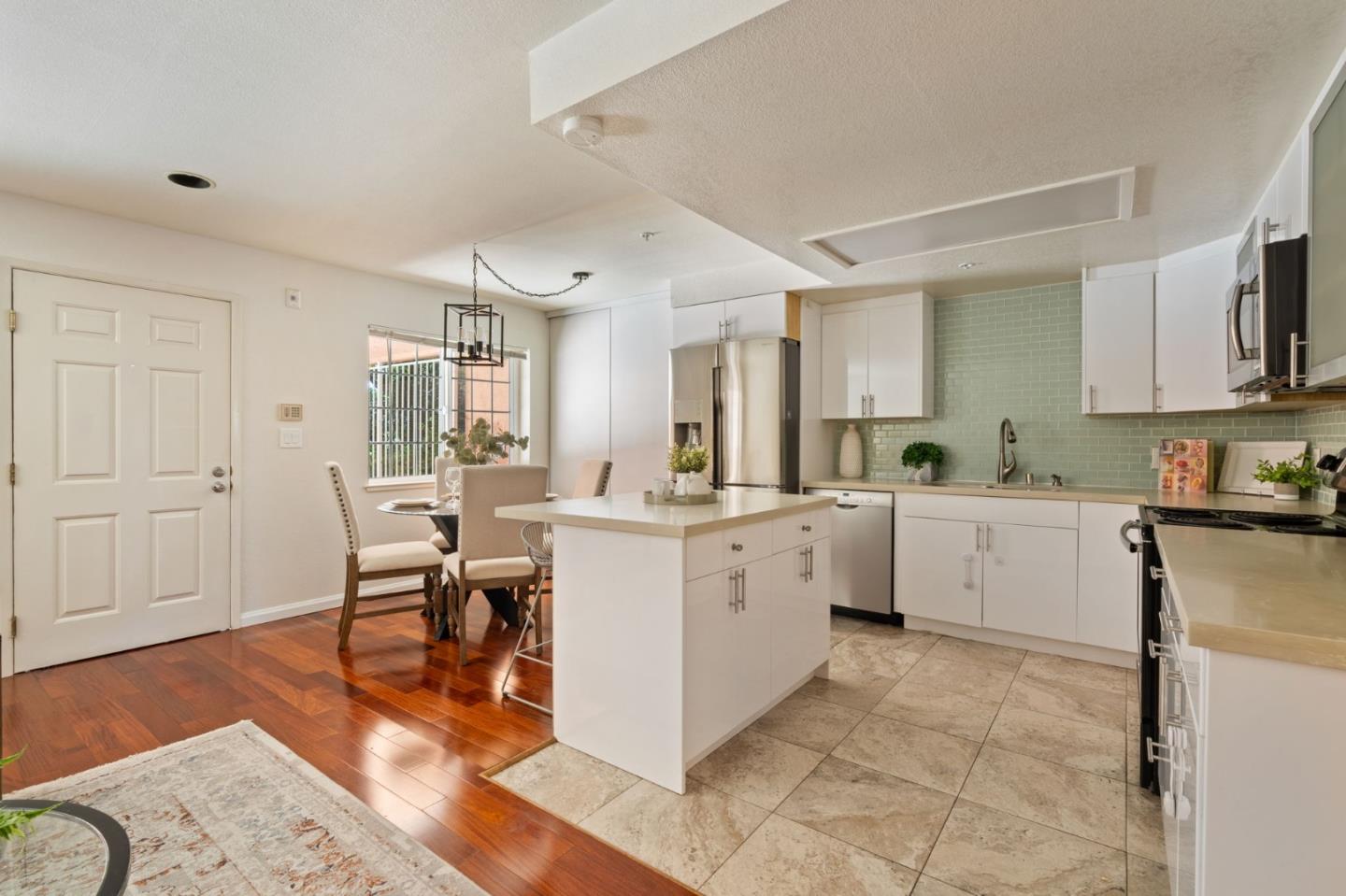 Detail Gallery Image 5 of 34 For 1721 California St #2,  Mountain View,  CA 94041 - 2 Beds | 2 Baths