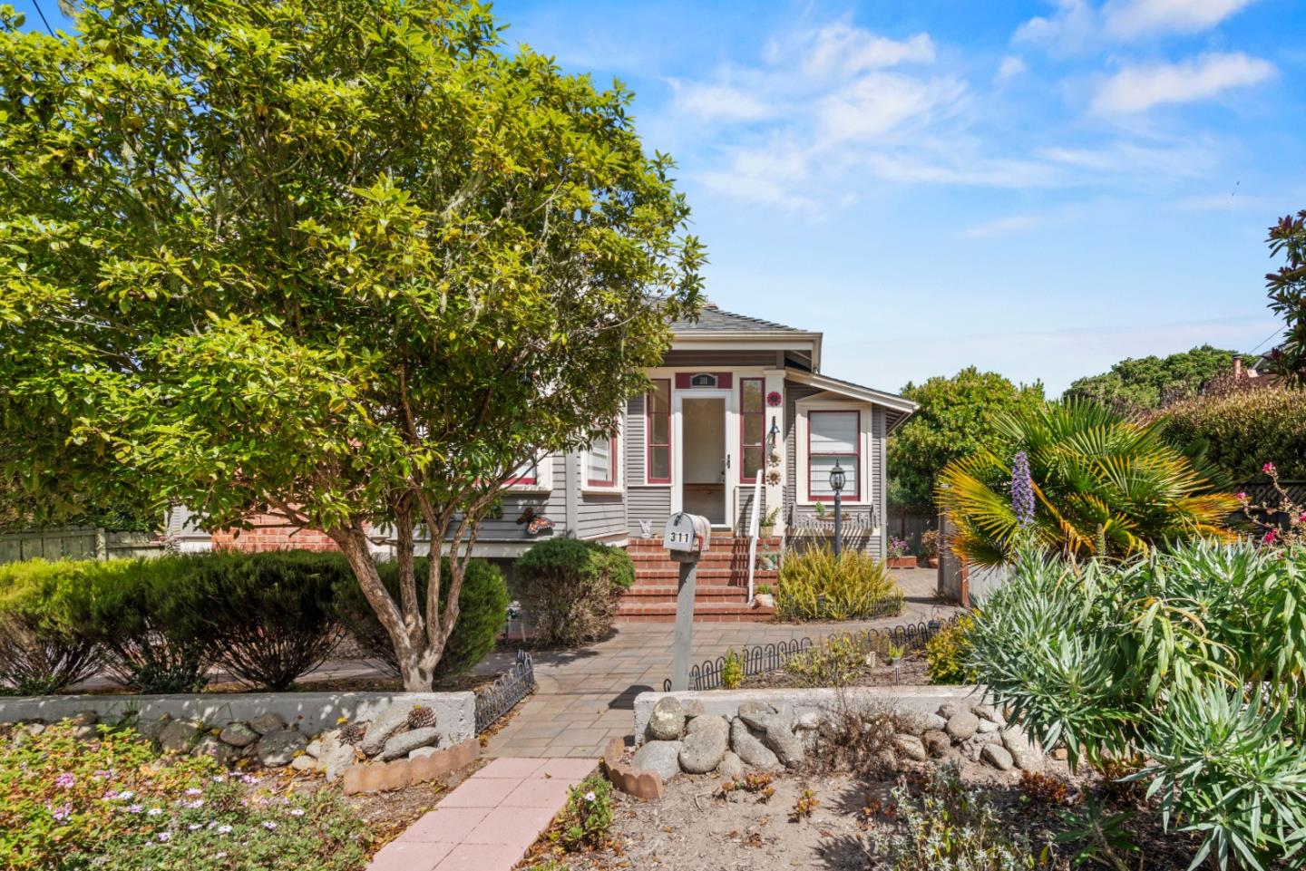 Detail Gallery Image 2 of 38 For 311 Walnut St, Pacific Grove,  CA 93950 - 3 Beds | 2 Baths