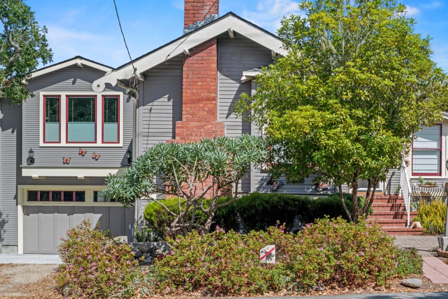 Detail Gallery Image 3 of 38 For 311 Walnut St, Pacific Grove,  CA 93950 - 3 Beds | 2 Baths