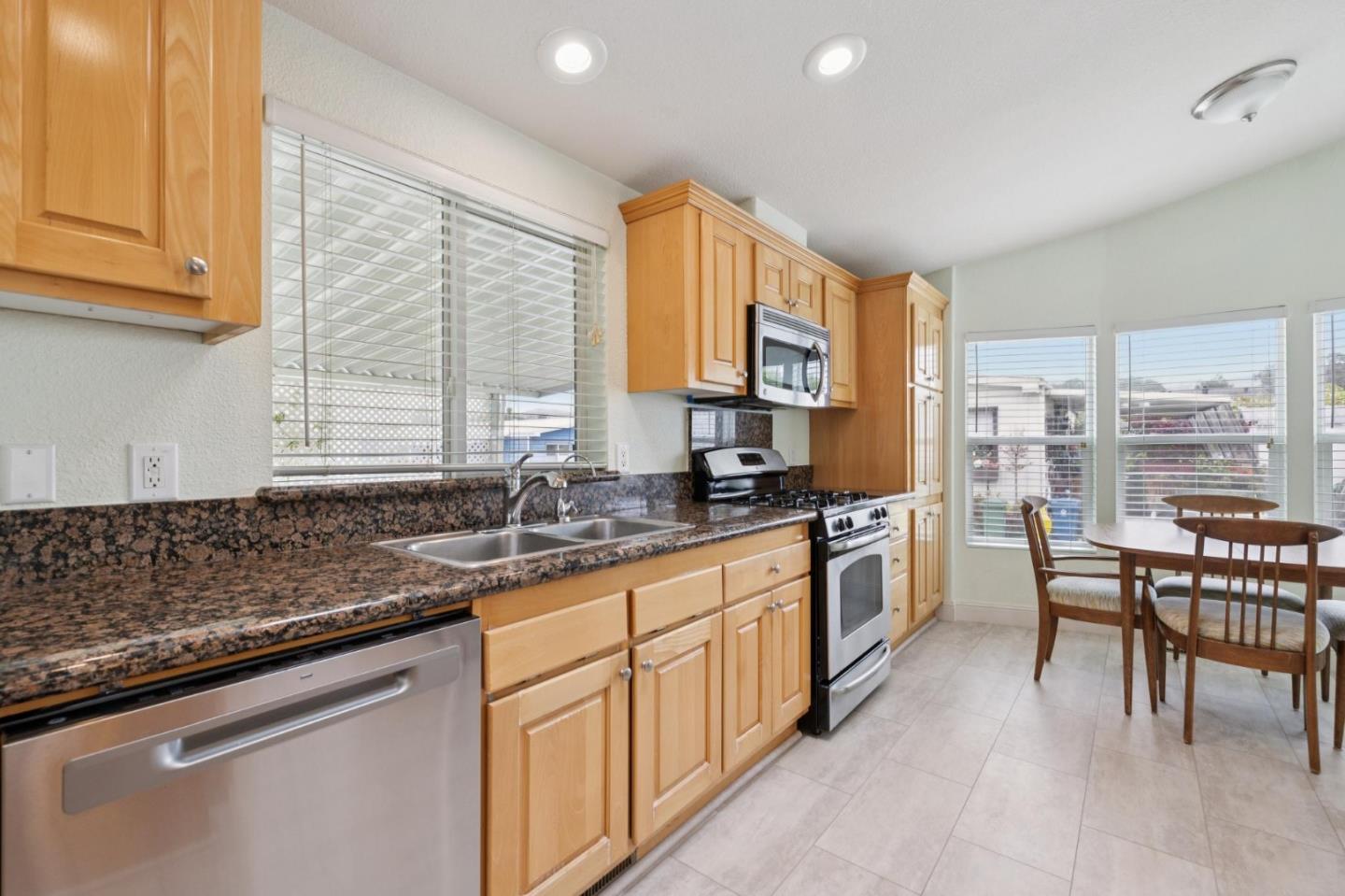 Detail Gallery Image 11 of 39 For 3 Coral Way #3,  Half Moon Bay,  CA 94019 - 3 Beds | 2 Baths