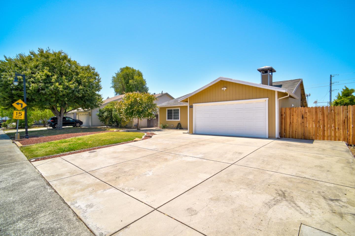 Detail Gallery Image 4 of 23 For 2534 Jacquelyn Ln, West Sacramento,  CA 95691 - 3 Beds | 2 Baths