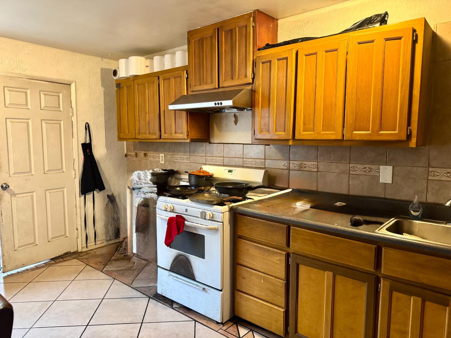Detail Gallery Image 4 of 7 For 607 Calaveras Dr, Salinas,  CA 93906 - 3 Beds | 2 Baths