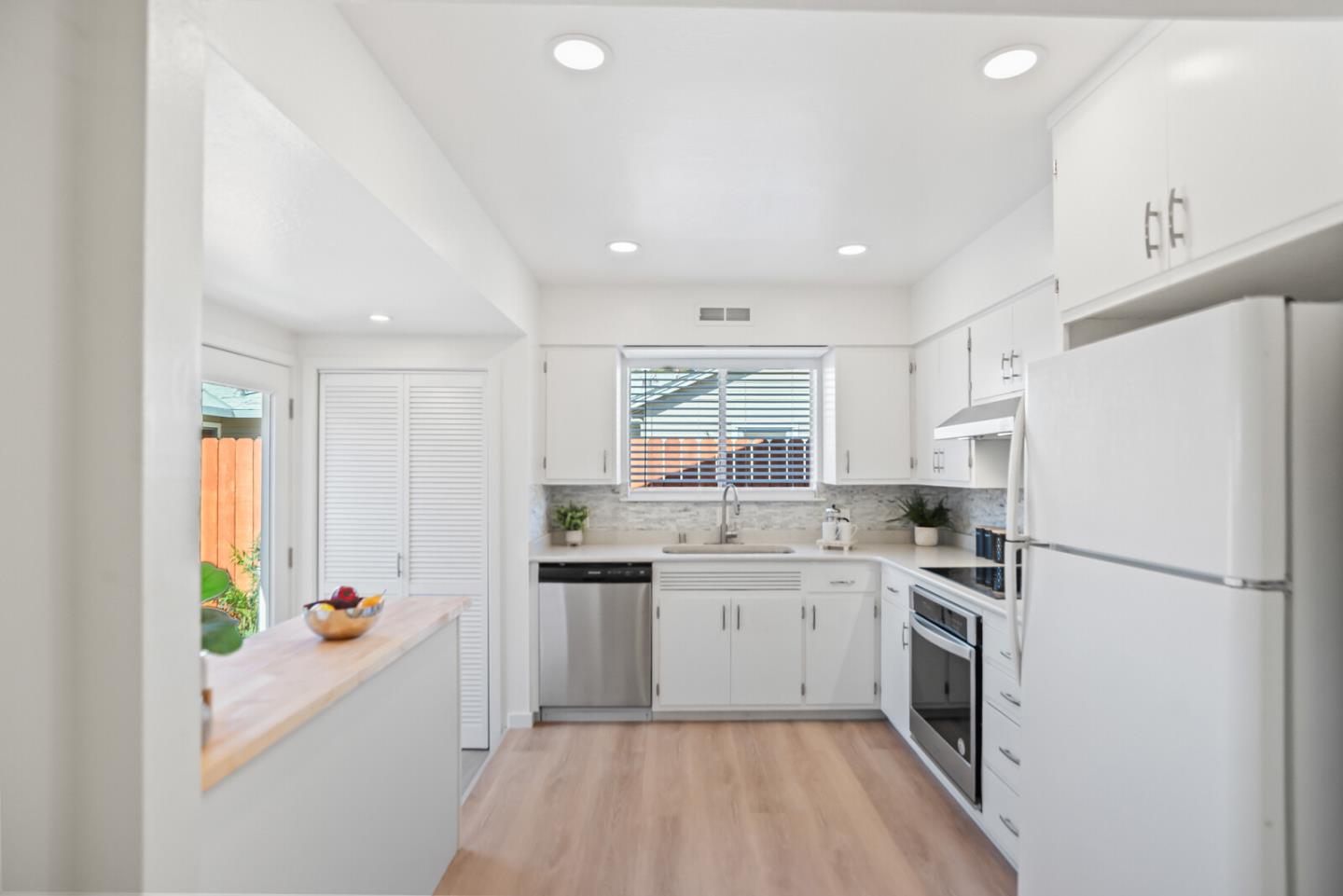 Detail Gallery Image 12 of 29 For 1428 Redwood Ave, Redwood City,  CA 94061 - 3 Beds | 2 Baths