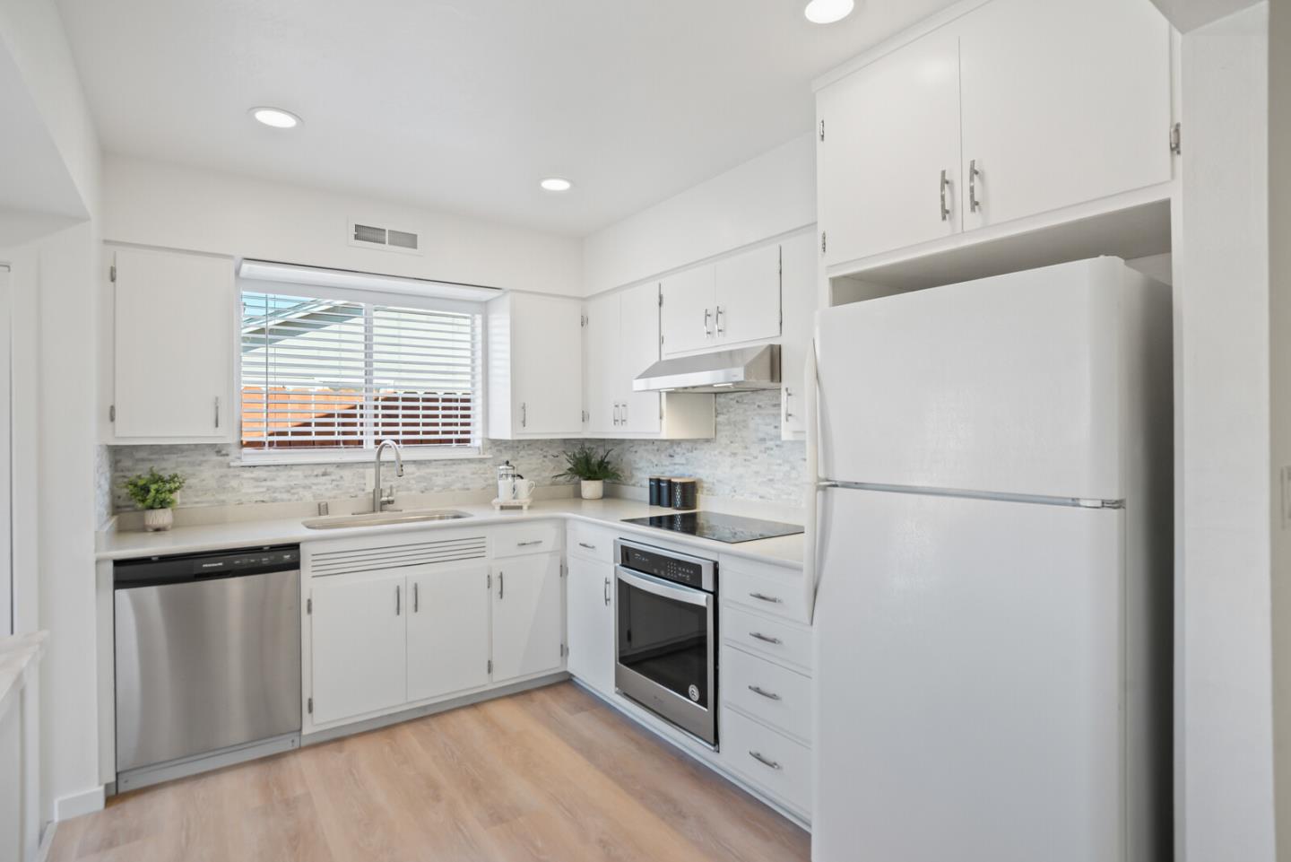 Detail Gallery Image 13 of 29 For 1428 Redwood Ave, Redwood City,  CA 94061 - 3 Beds | 2 Baths