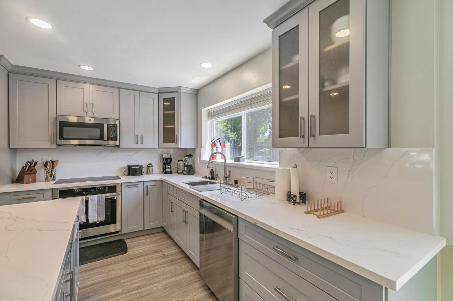 Detail Gallery Image 24 of 65 For 2739 Saint Giles Ln, Mountain View,  CA 94040 - 4 Beds | 2/1 Baths