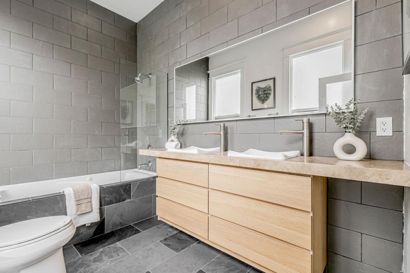 Detail Gallery Image 21 of 41 For 473 South Van Ness Ave, San Francisco,  CA 94103 - 4 Beds | 3 Baths