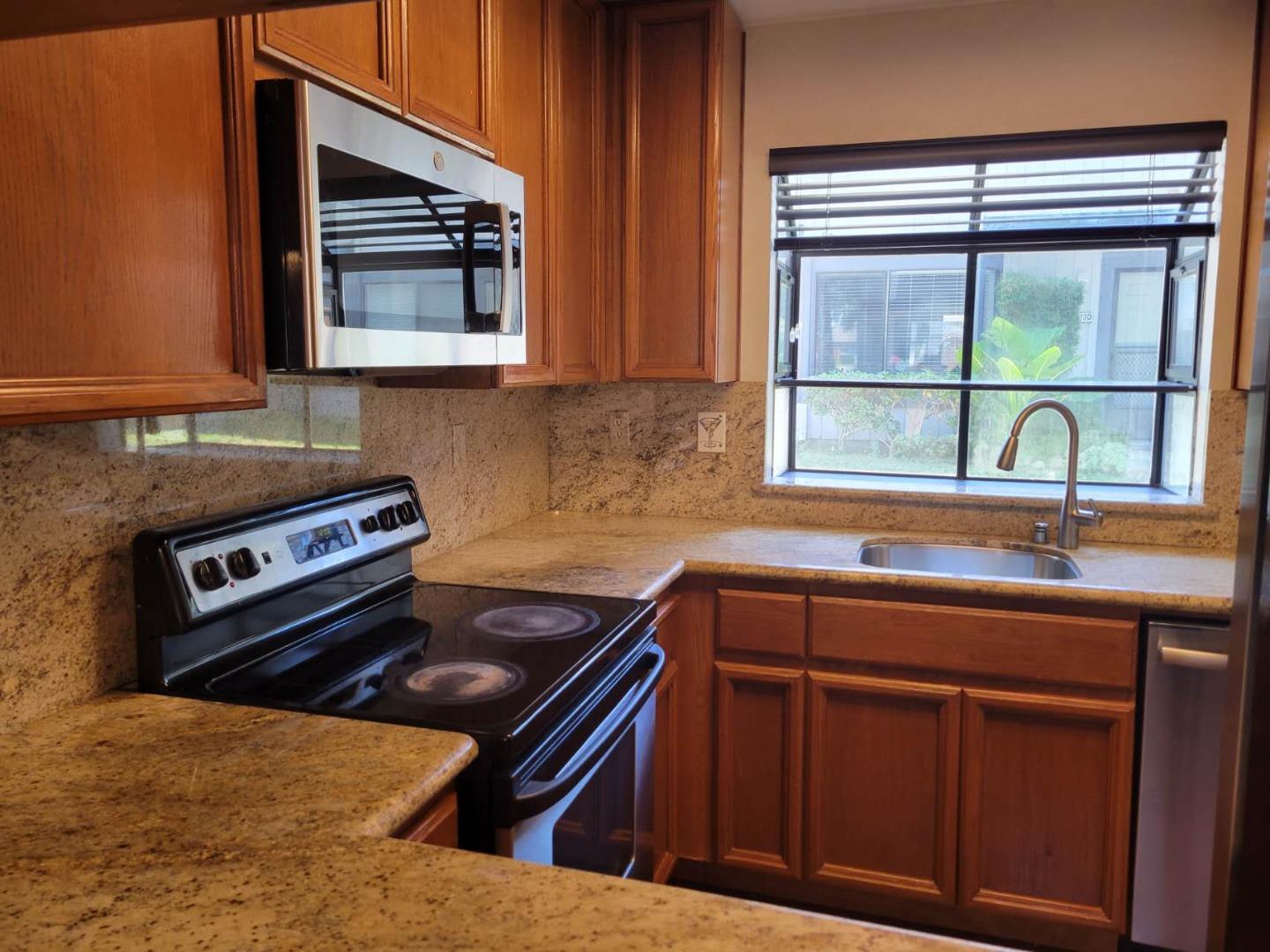 Detail Gallery Image 12 of 39 For 6125 Thornton Ave a,  Newark,  CA 94560 - 2 Beds | 2/1 Baths