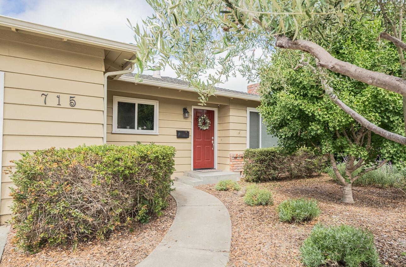 Detail Gallery Image 2 of 14 For 715 via Maria, Salinas,  CA 93901 - 3 Beds | 2 Baths