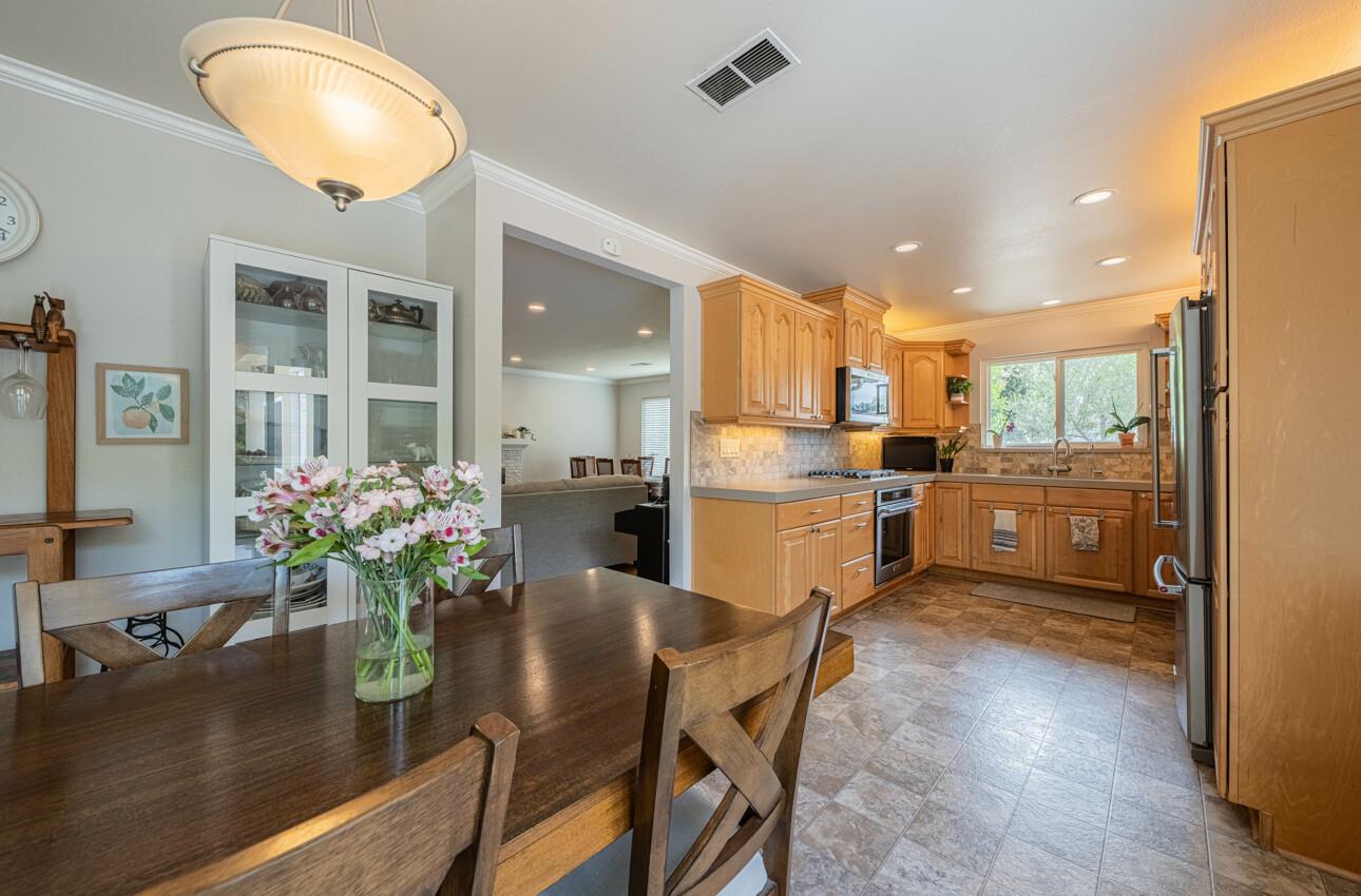Detail Gallery Image 4 of 14 For 715 via Maria, Salinas,  CA 93901 - 3 Beds | 2 Baths